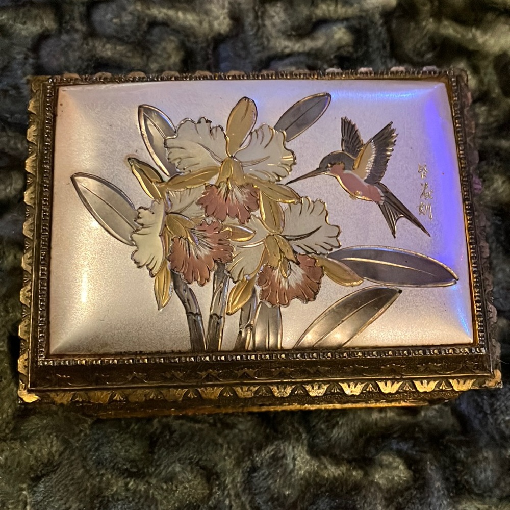 Humming bird flower music box